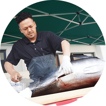 写真：マグロ解体ショーの様子